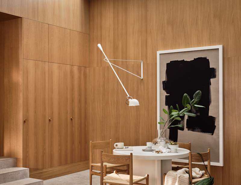 Jubilæumskøkken fra INVITA med elegant træfinér eg, matchende vægpanel og skaber inspireret av 1970'erne, hvid bord med stoler i tre