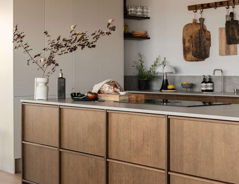 Køkkenø i brun egetræsfiner køkkenet Forever oak med matchende tre håndtag fra INVITA med beige højskabe Athena Sand