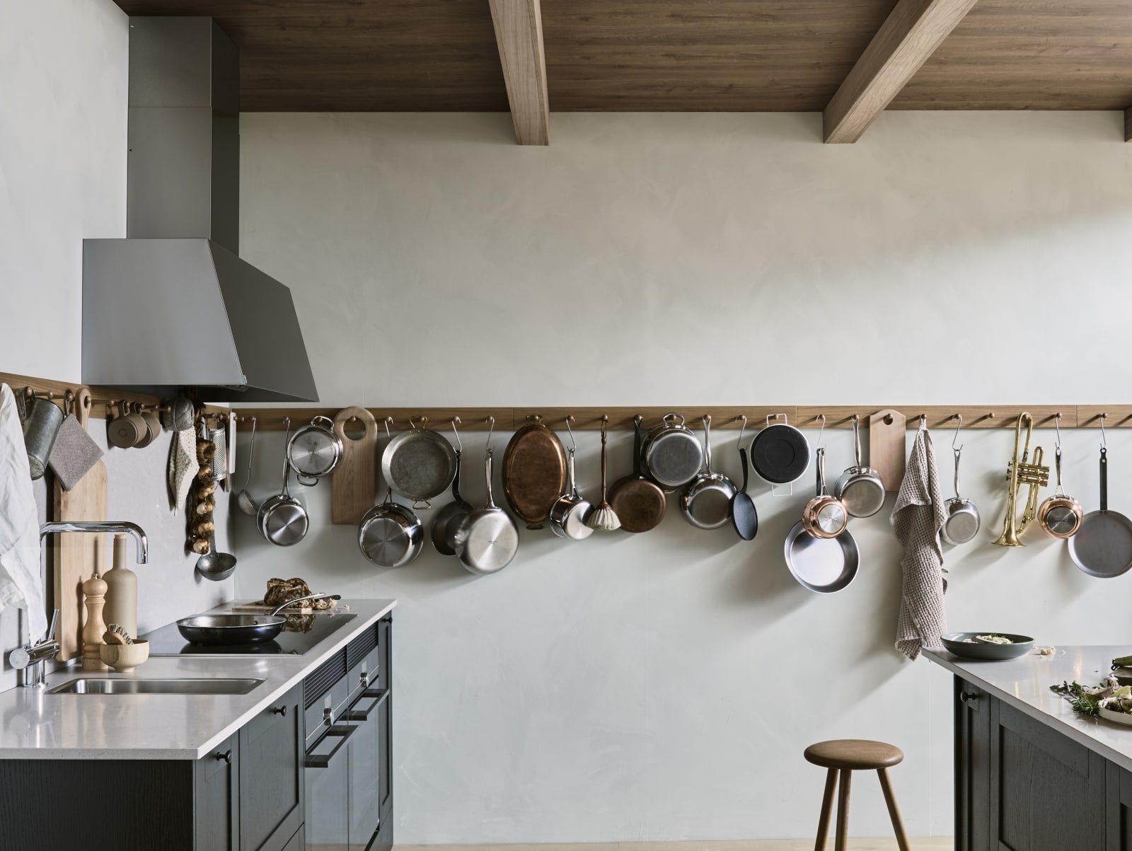 Rustikk og landlig kjøkkenmodell i heltre eik. Front med enkel ramme og slett fylling gjør at du kan variere uttrykket på kjøkkenet fra det helt moderne til det rustikke landlige preget alt etter hvilket tilbehør du velger.