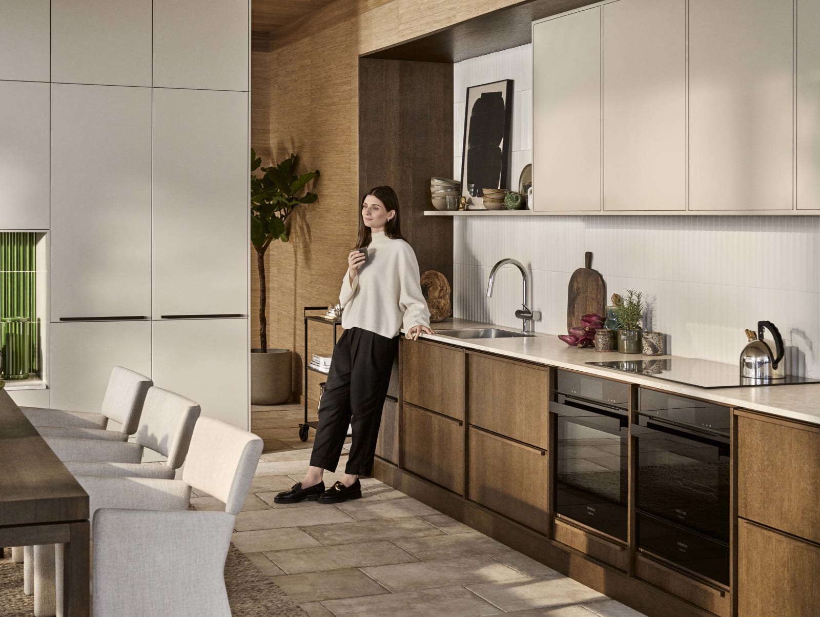 Ved å kombinere kjøkkenmodellen Line i fargen Korn og Signatur Nøtt har vi fått frem et lekent og inspirerende kjøkken med rom for ro og sosiale samvær.