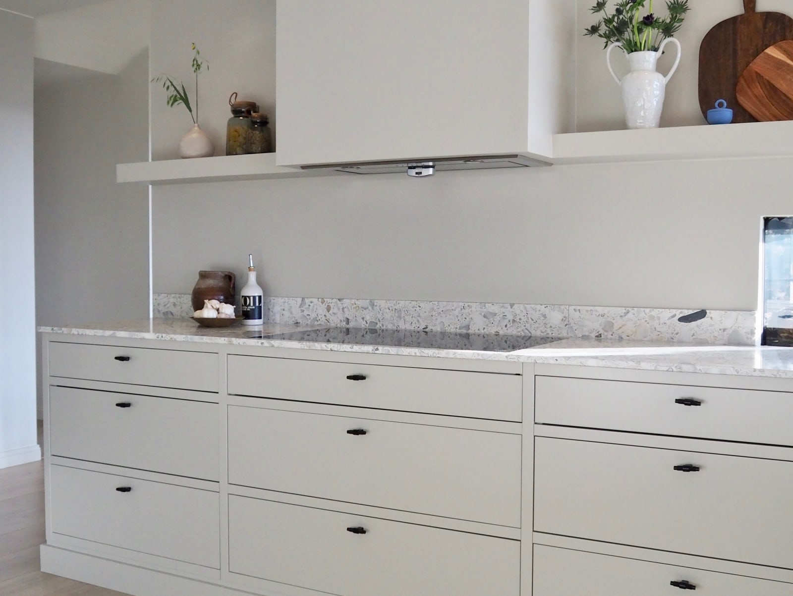 Et moderne Line Inframe kjøkken hos kunde malt i en behagelig greige farge. Veggfarge Sheer Grey 12077 fra Jotun Lady.