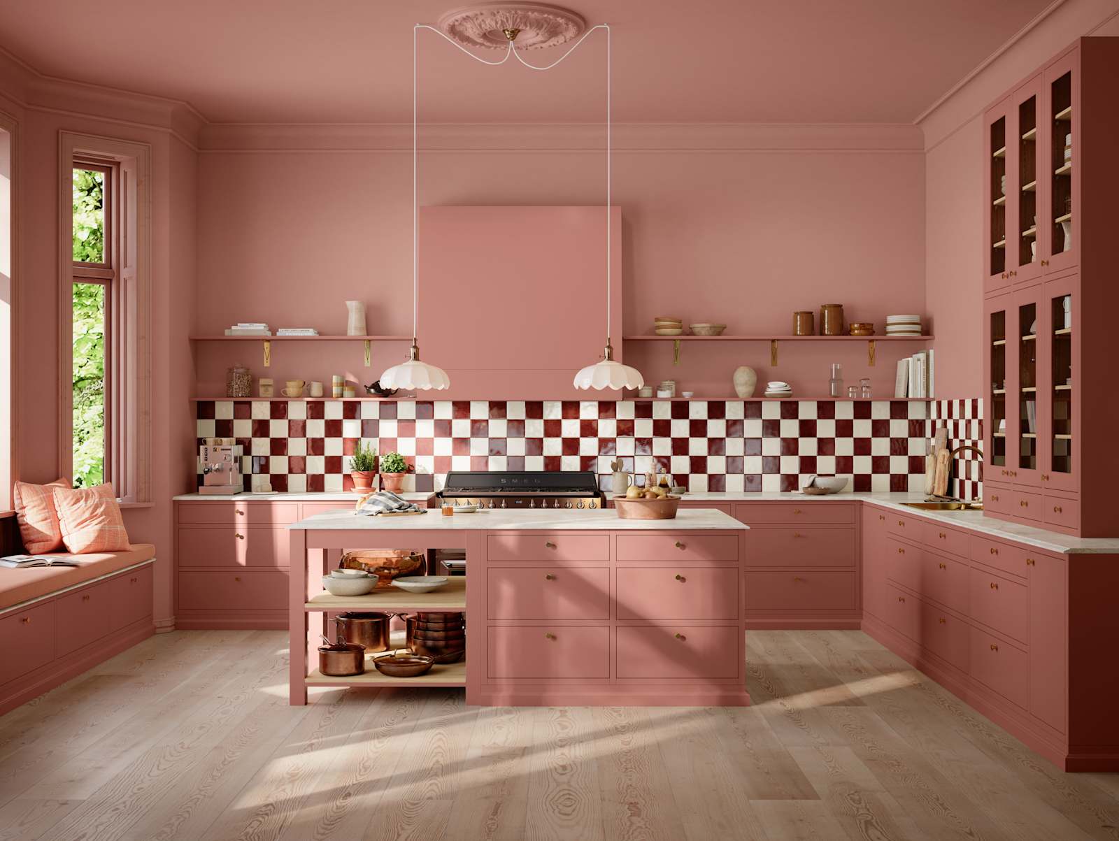 Kjøkken Line Inframe fra Sigdal med kjøkkenøya i farge Mild Sienna S 3030-Y80R med vitrineskap og Ventilator Diskret Sense fra Røroshette i samme farge, fliser fra Fagflis og grep Dot ubehandlet messing