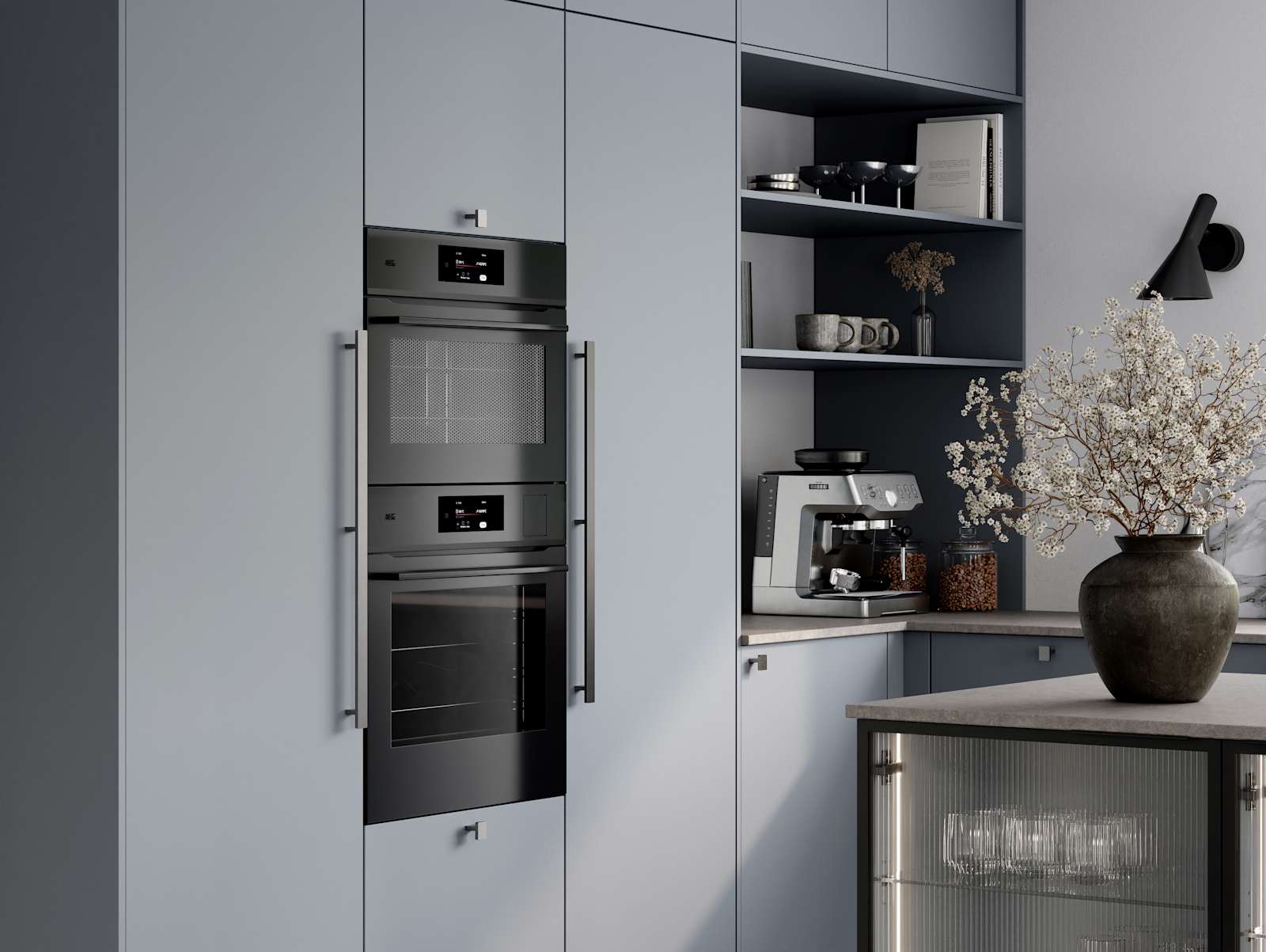 Mat og silkeblødt laminatkøkken Cover i Soft laminat med køkkenø fra INVITA med et seamless udtryck i farve Blåler, vitrineskabe i køkkenøen