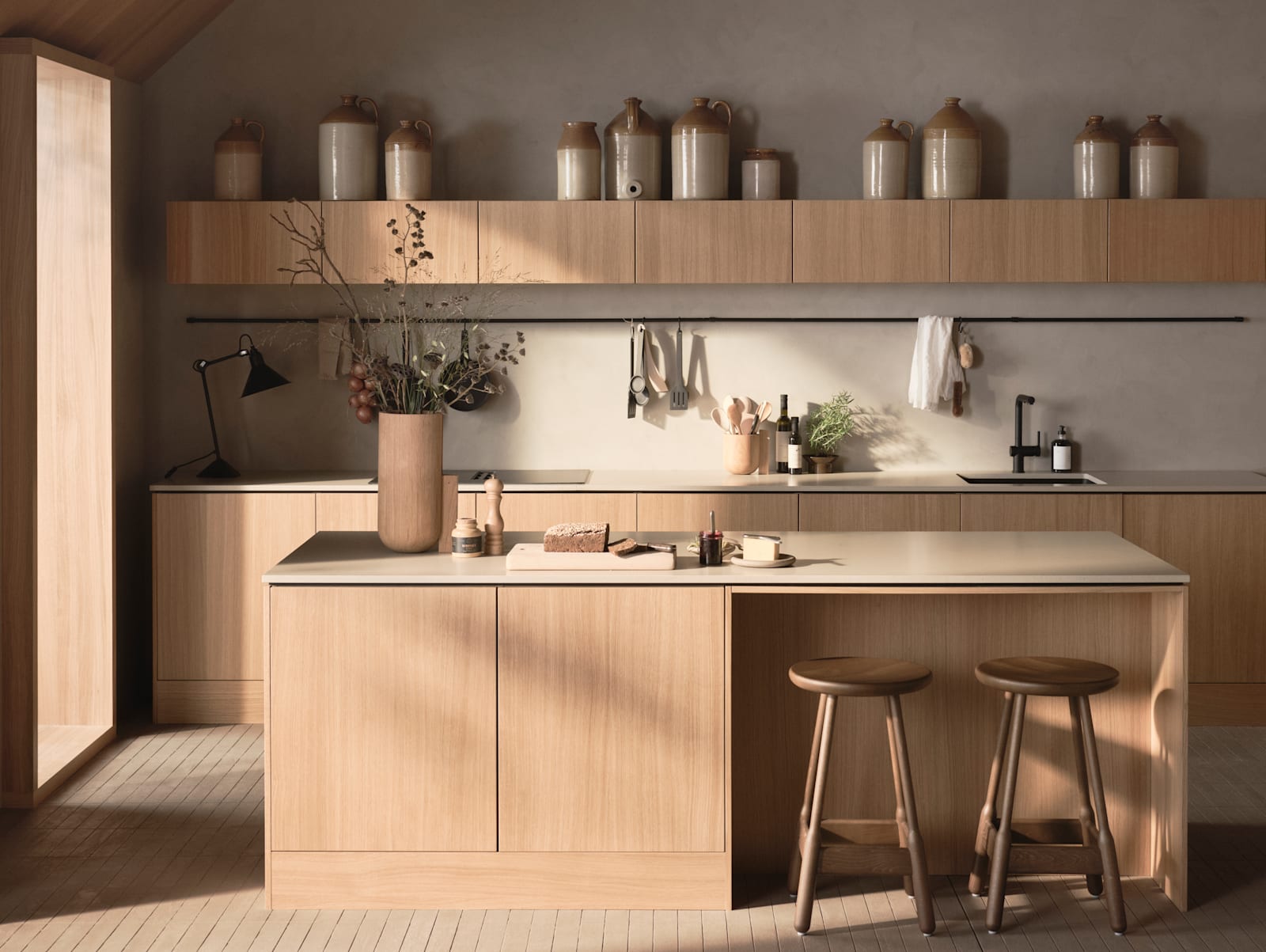 Within Wood kombinerer moderne design med gjennomtenkte funksjoner. Med vertikal trestruktur, naturlige materialer og gjennomtenkte detaljer skapes et rom som oppleves både rolig og innbydende.