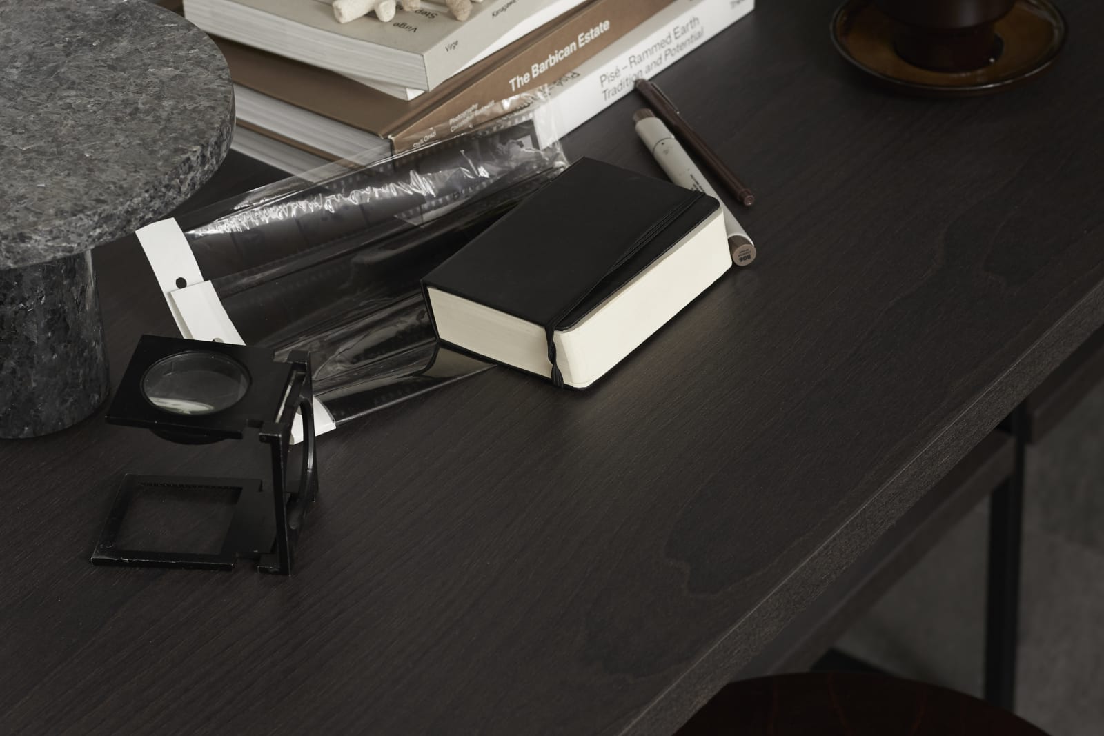 Marbodal Arkitekt plus Bark - Integrerat skrivbord i vägghylla