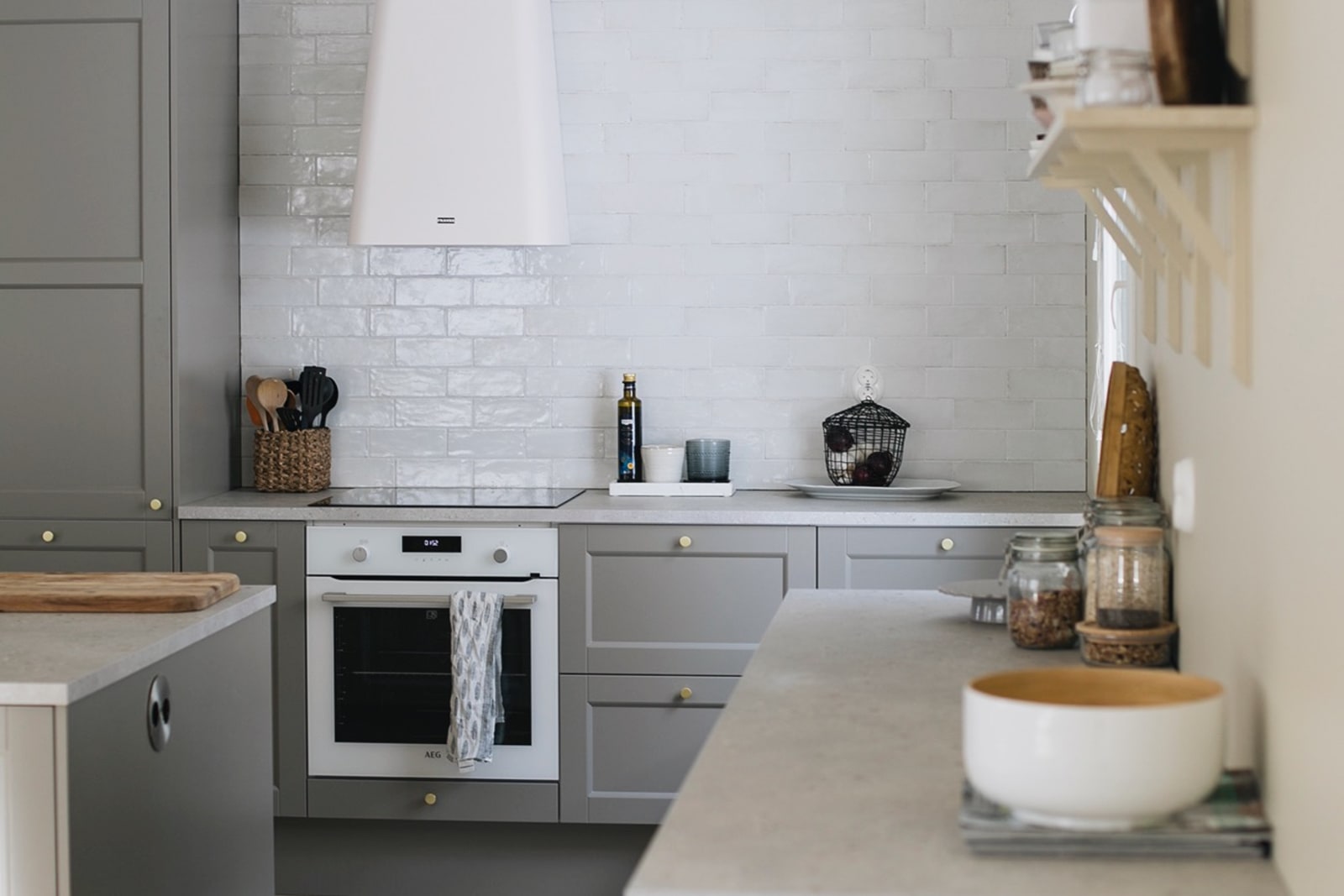 Ovimalli on Keittiömaailman Eerika, 61P, väri Luonto-värikokoelman Tähkä (Taupe)
Työtaso: vaalea Terrazzo, laminaatti.
Liesituuletin on Franke SMART DECO liesituuletin.
Franken valkoinen keraaminen pesuallas ja siihen yhdistettynä Damixan kirkas messinkinen hana.