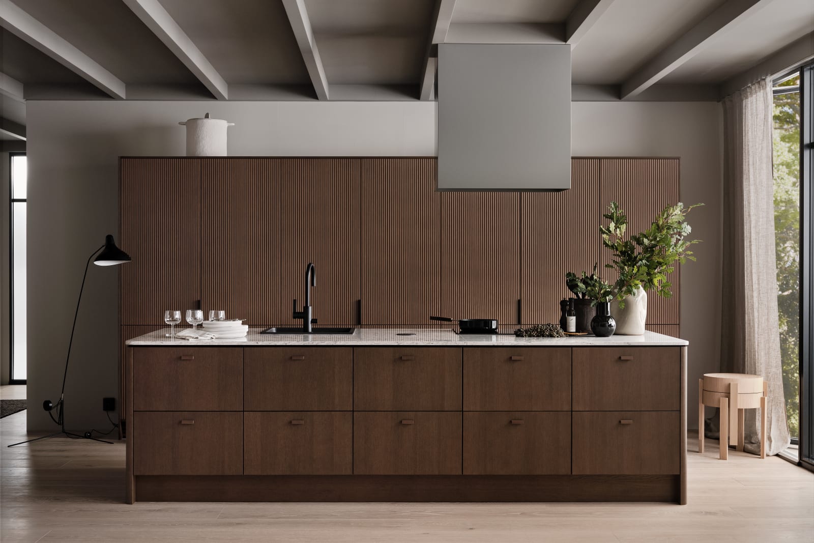 Køkken Forever Oak fra INVITA, mørk eg køkkenskabe med massiv tre mørk eg håndtag, komposit bordplade, sort armatur og højskabe mørk rifled eg