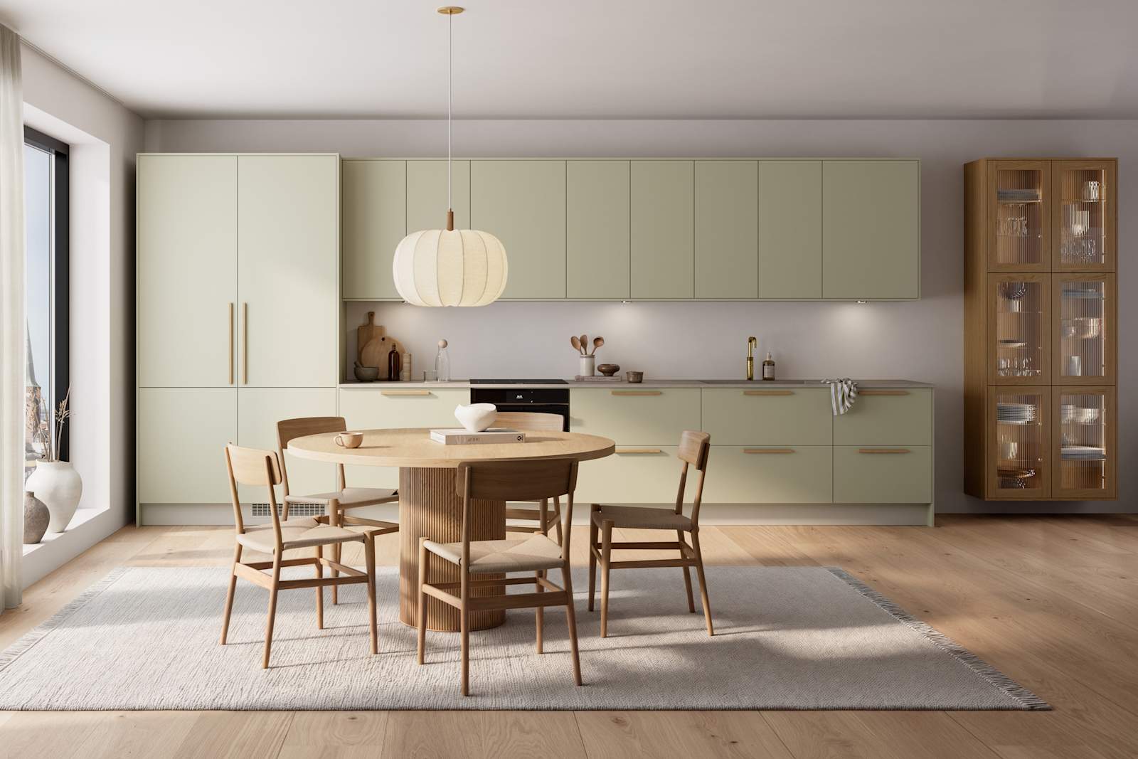 Mat og silkeblødt laminatkøkken Cover i Soft laminat med køkkenø fra INVITA med et seamless udtryck i farve Mos, vitrineskabe