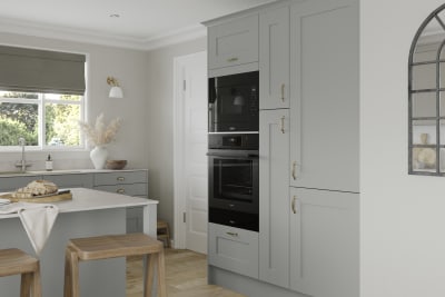 Tatton Kitchen by Magnet. A beautiful easy to use kitchen with traditional features with stylish modern touches.