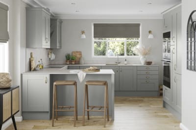 Tatton Kitchen by Magnet. A beautiful easy to use kitchen with traditional features with stylish modern touches.