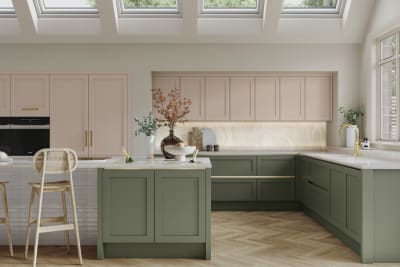 Integra Wardley has a narrow framing and integrated handles, on a painted timber finish, bringing this classic kitchen style up to date – for an elegant, contemporary Shaker kitchen.