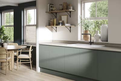 Minimalist kitchen design Luna in a green shade. Its integrated handle gives any kitchen a beautiful, sleek finish.