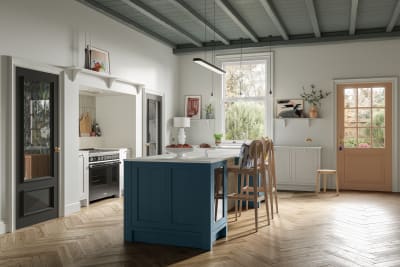 Traditional shaker kitchen Wardley with modern shades and decorations. A blue kitchen island.