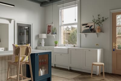 Traditional shaker kitchen Wardley with modern shades and decorations. A blue kitchen island.