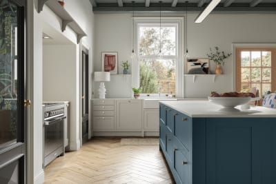 Traditional shaker kitchen Wardley with modern shades and decorations. A blue kitchen island.