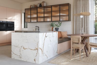 Kitchen island with marble worktop and matching marble decor sides as well as seating in Soho Chalk Blush and Nordic Nature from Magnet.