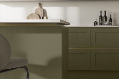 Handleless Shaker kitchen Integra Wardley Balmoral is traditional and contemporary with its narrow frame door with integrated handles and a painted timber finish.