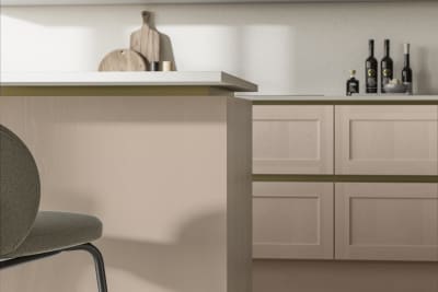 Handleless Shaker kitchen Integra Wardley Chalk Blush is traditional and contemporary with its narrow frame door with integrated handles and a painted timber finish.