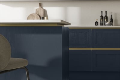 Handleless Shaker kitchen Integra Wardley Midnight is traditional and contemporary with its narrow frame door with integrated handles and a painted timber finish.