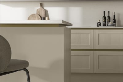 Handleless Shaker kitchen Integra Wardley Pebble Path is traditional and contemporary with its narrow frame door with integrated handles and a painted timber finish.