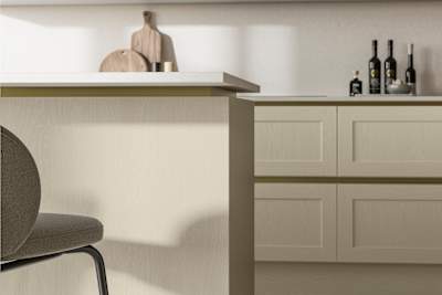 Handleless Shaker kitchen Integra Wardley Parchment is traditional and contemporary with its narrow frame door with integrated handles and a painted timber finish.