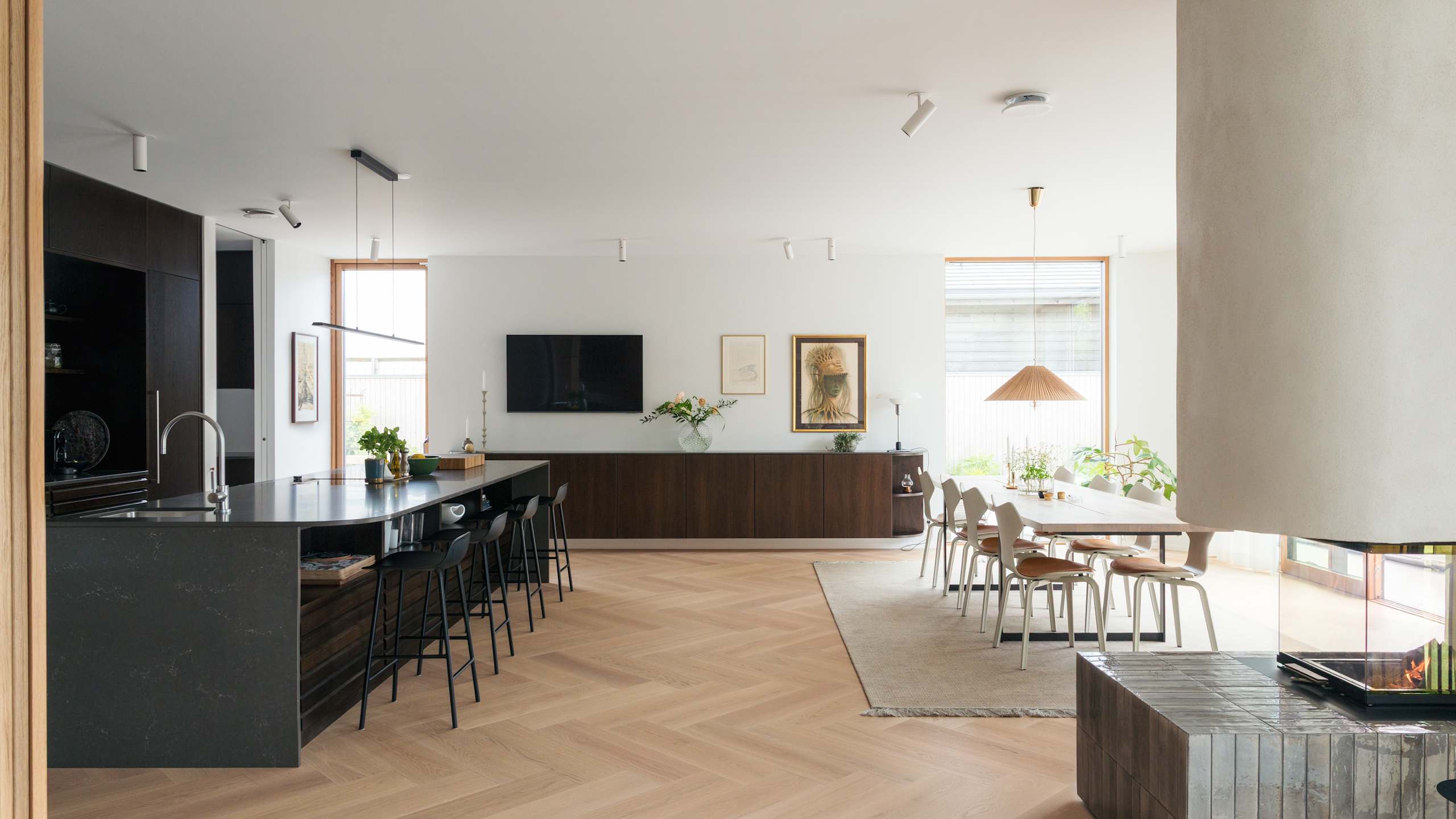 uno form snedkerkøkken i røget eg med et eksklusivt, tidløst og skandinavisk udtryk.