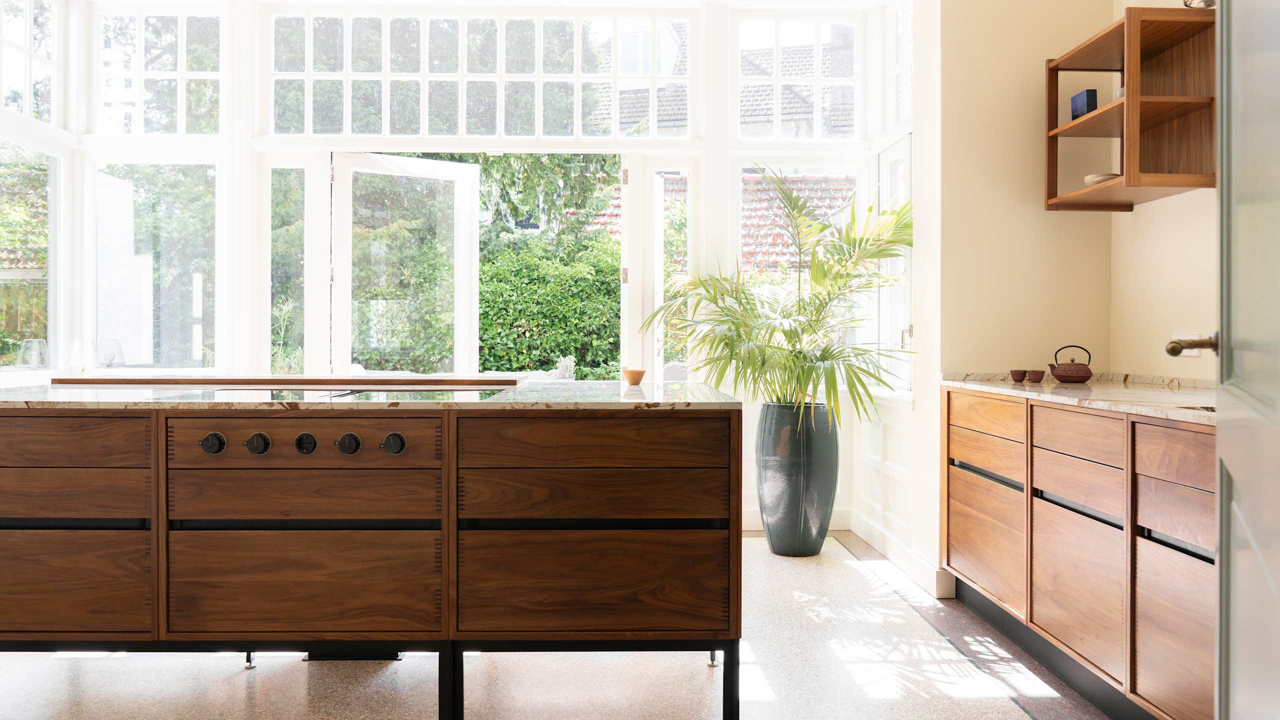 uno form snedkerkøkken i amerikansk valnød i hollandsk herskabsvilla