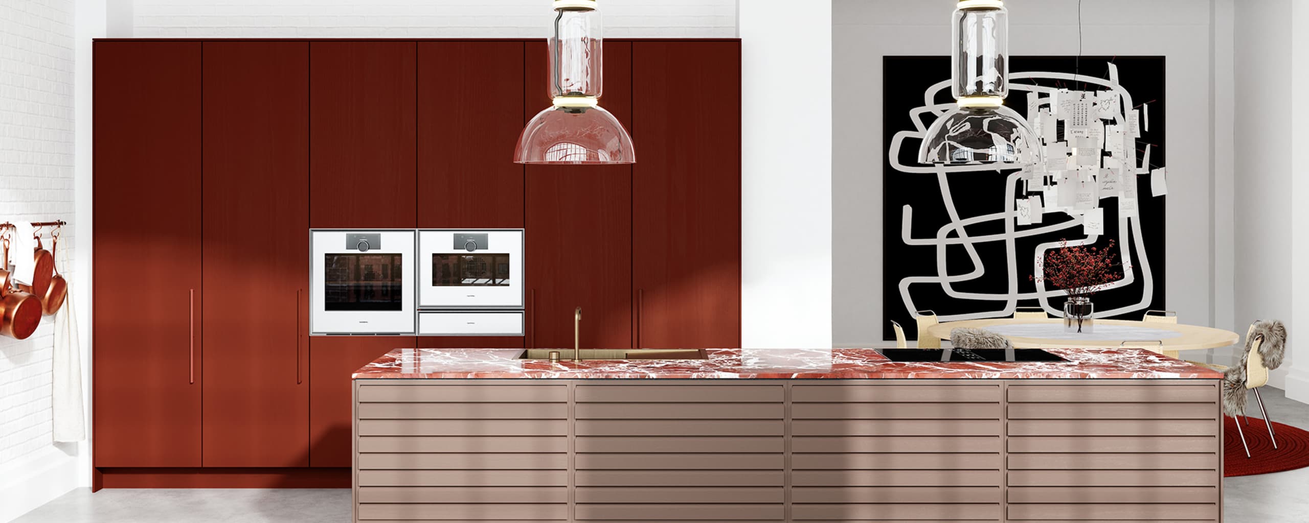 Farver i køkkenet - rosa køkkenø og Burgundy Red højskabe