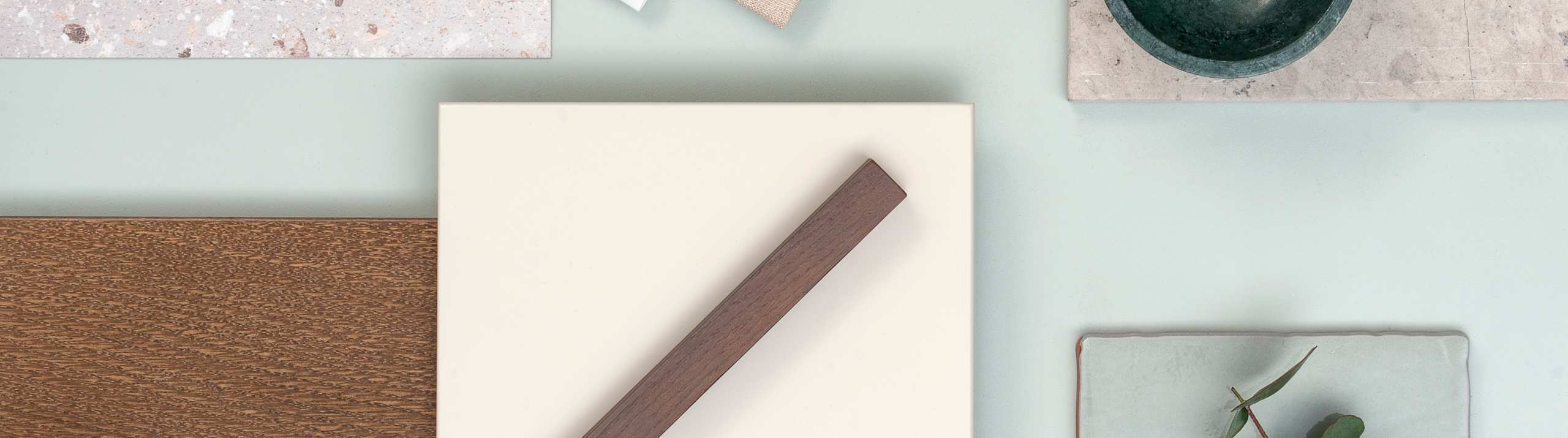 Moodboard med Akse front i brunbetsad ek, beige och marmor