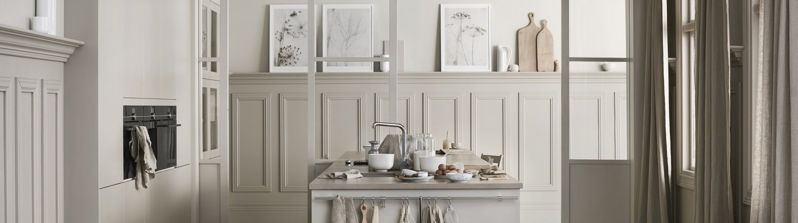 Beige køkken Athena Sand højskabe med integrerede ovne fra INVITA med push to open låger, køkkenø med vask og vandhane i rustfritt stål