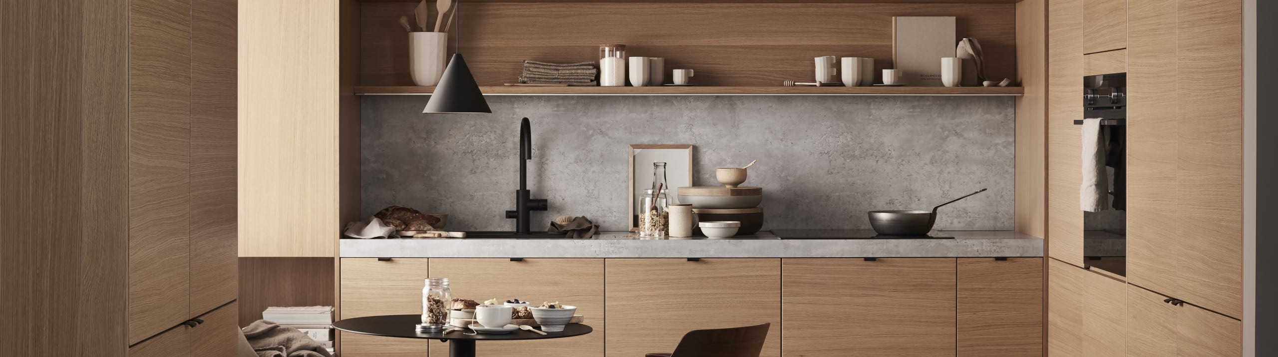 Finér eg natur køkken Athena fra INVITA i finér eg natur, med matchende væghylder, laminat bordplade og splashback med betonmotiv, sort håndtag, vandhane og vask