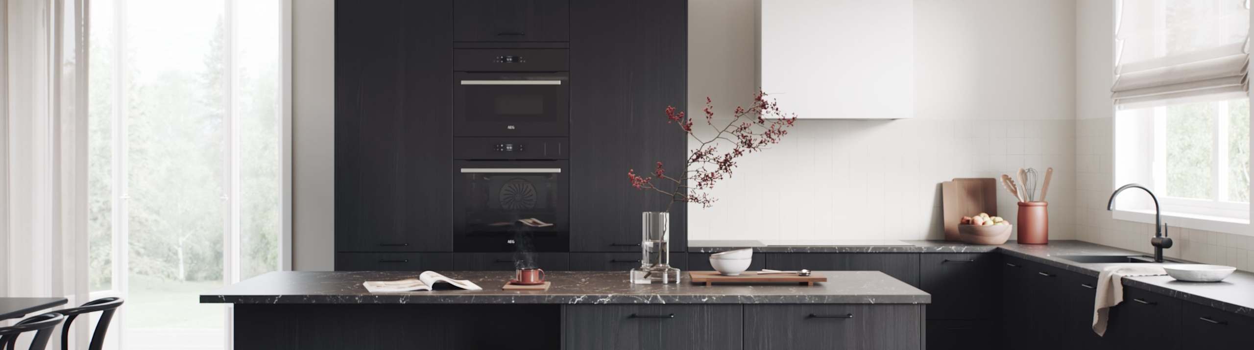 Modern köksmodell med släta och slitstarka melaminbelagda fronter i vertikal trästruktur, bänkskiva i svart ek och marmor