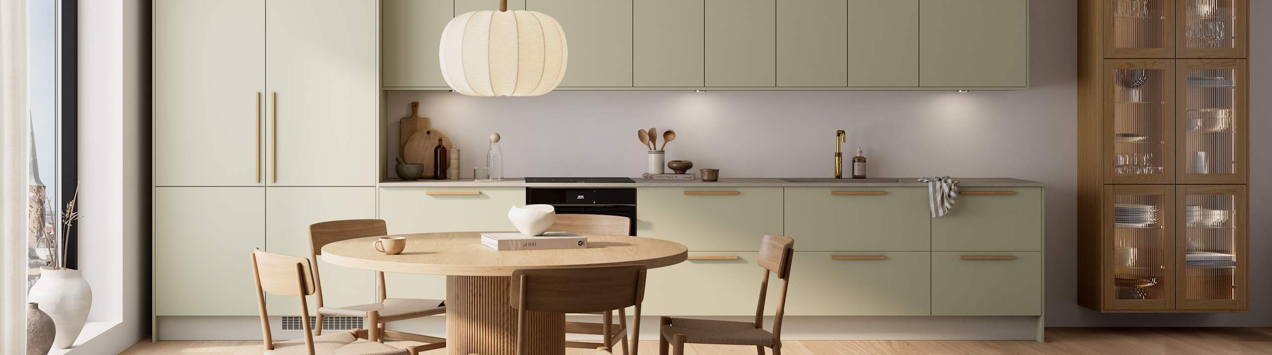 Mat og silkeblødt laminatkøkken Cover i Soft laminat med køkkenø fra INVITA med et seamless udtryck i farve Mos, vitrineskabe