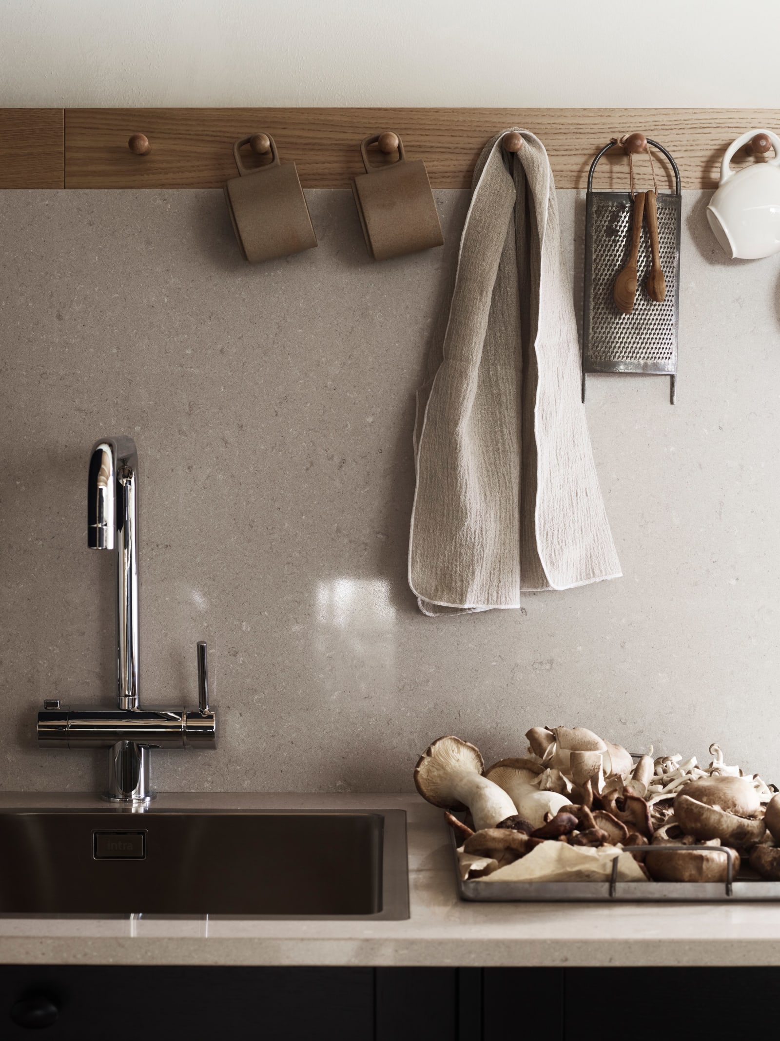 Rustikk og landlig kjøkkenmodell i heltre eik. Front med enkel ramme og slett fylling gjør at du kan variere uttrykket på kjøkkenet fra det helt moderne til det rustikke landlige preget alt etter hvilket tilbehør du velger.