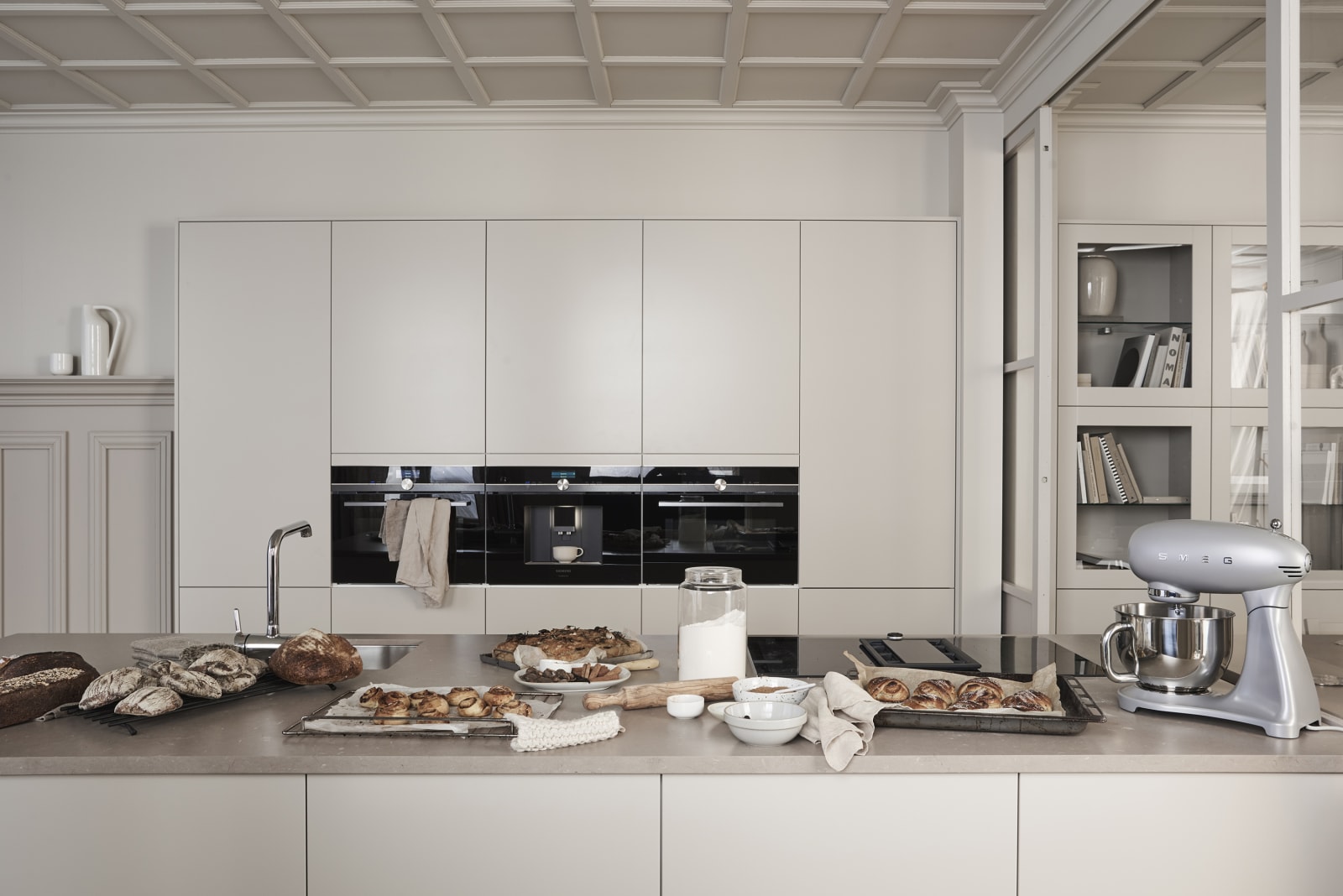 Marbodal Arkitekt plus Sand - kök i beige kulör med köksö. handtagslöst med Tip-on, bänkskiva i kvartskomposit Beach Clay.