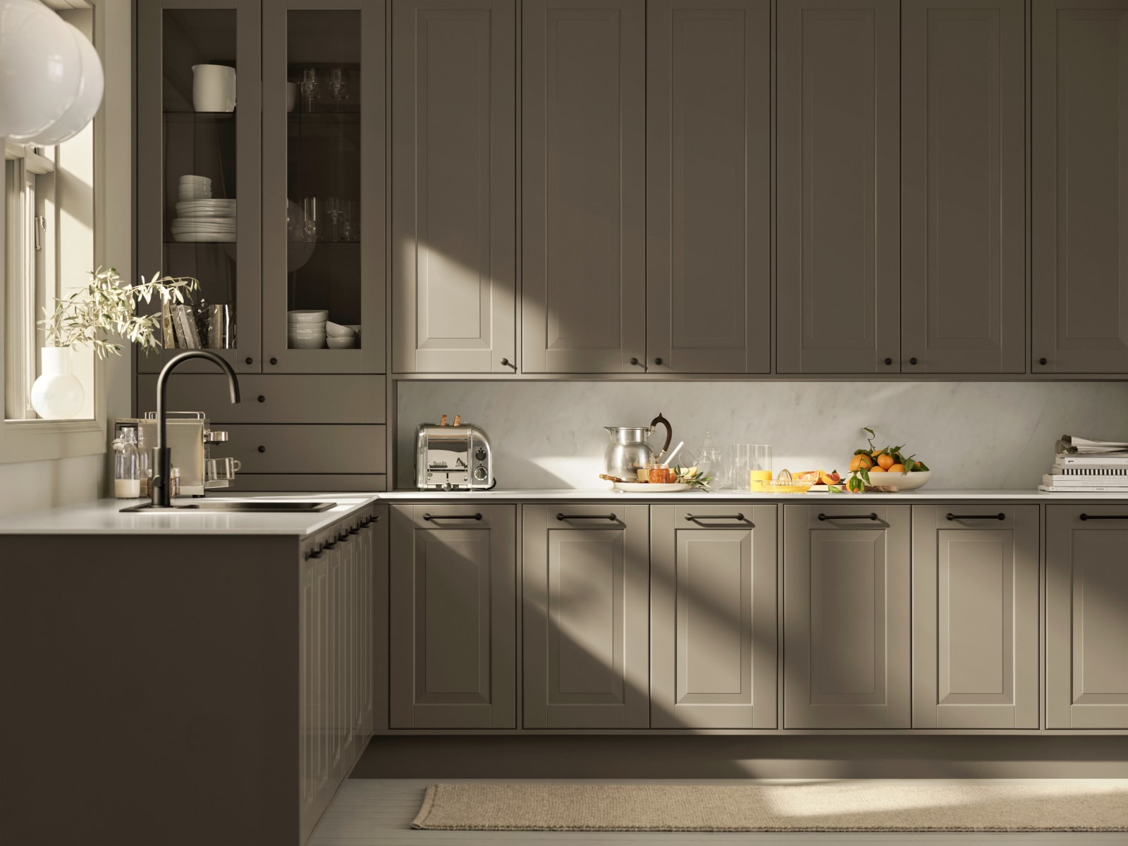 Eksklusivt tradisjonskjøkken med herskapelig preg. Klassiske speilfronter med fylling og markerte profilspor som gir dybdevirkning og skyggespill. Herregaard leveres med fronter i MDF eller eik.