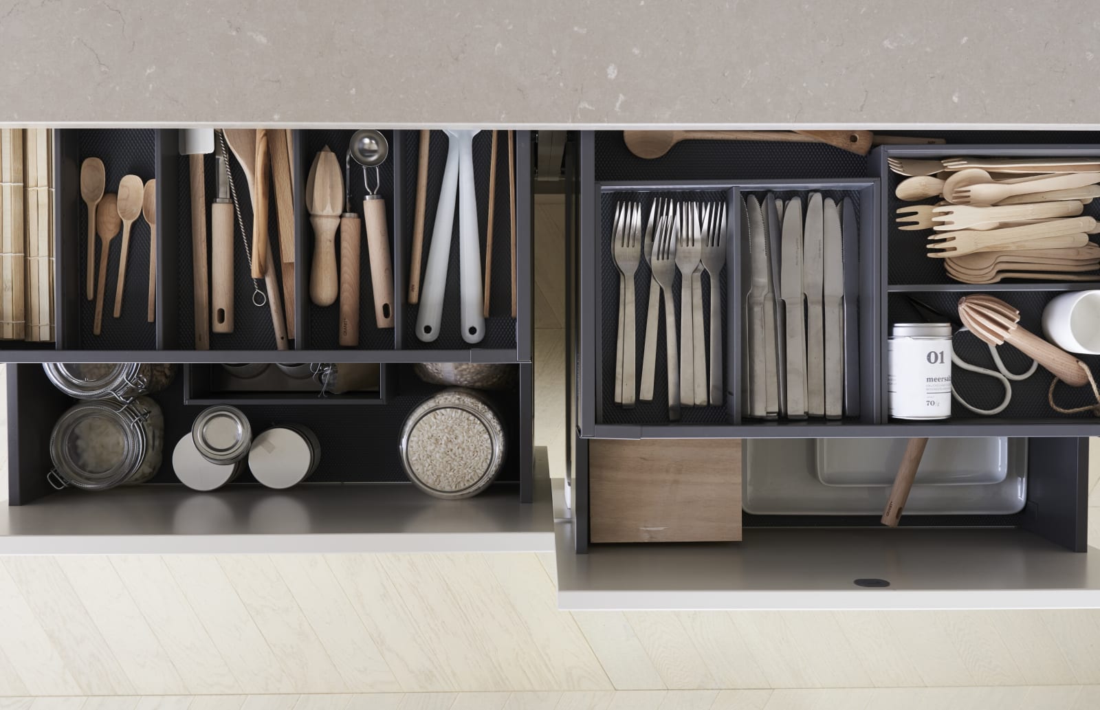 Denne modellen har et stort designregister. Med sine slette MDF-fronter i hele 15 forskjellige malte farger – pluss mulighet for fargetilpasset forkant på skrogene – gir Line deg absolutt alle muligheter