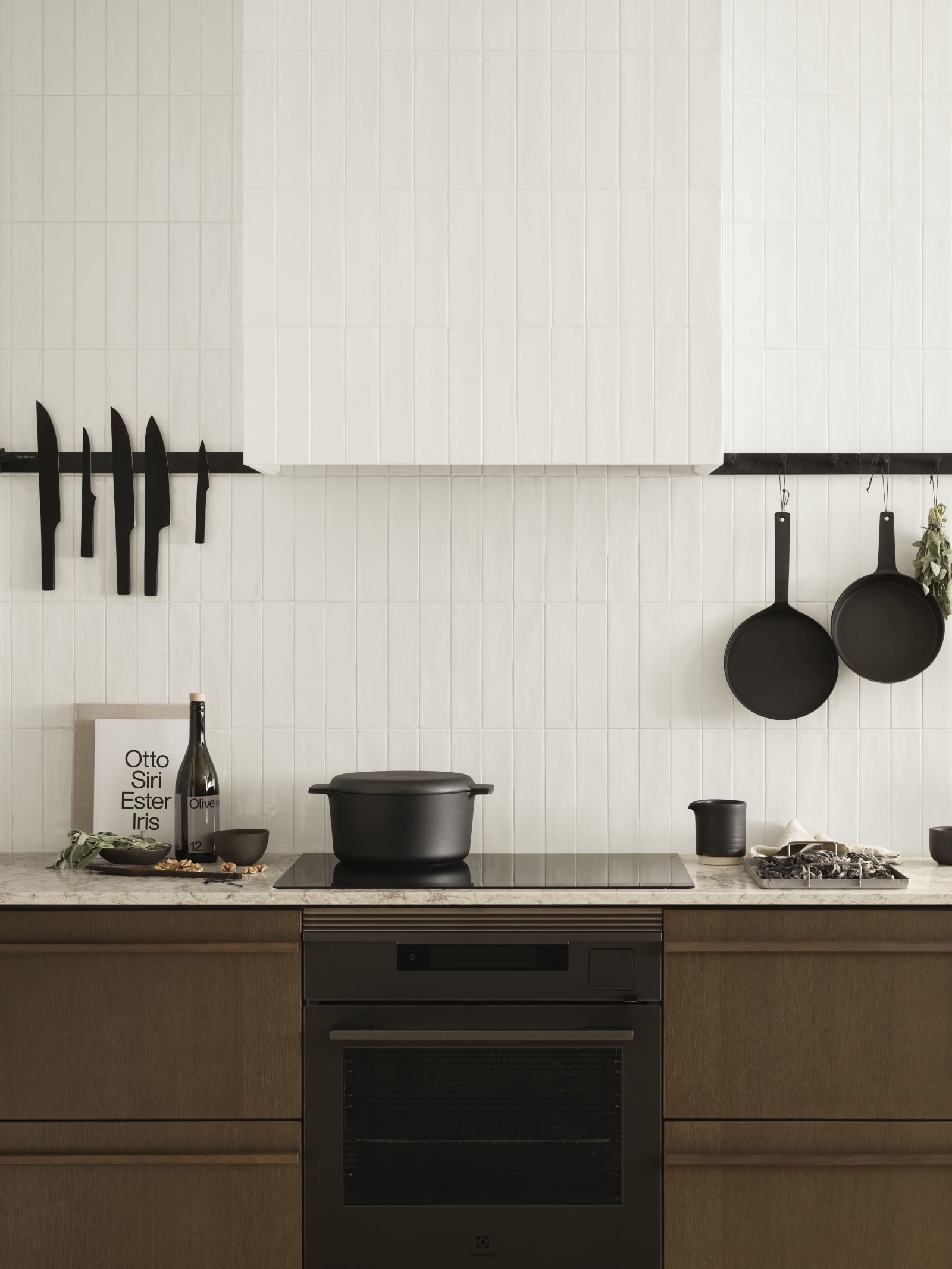 Marbodal Signatur Ekbackens brunbetsade kökslucka i en livfull och varm ton.