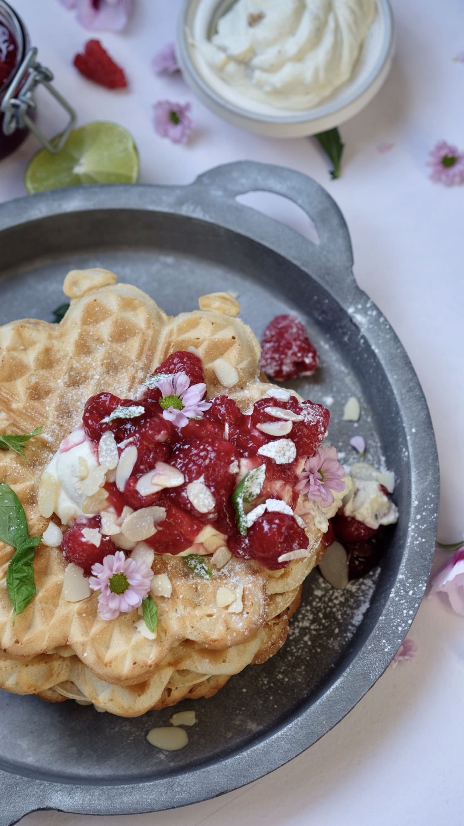 Vafler er perfekte til hverdags som en rask lunsj, mellommåltid eller til kaffe. Få oppskrift på en kardemumme- og mandelvaffel fra matblogger Markiz Tainton.