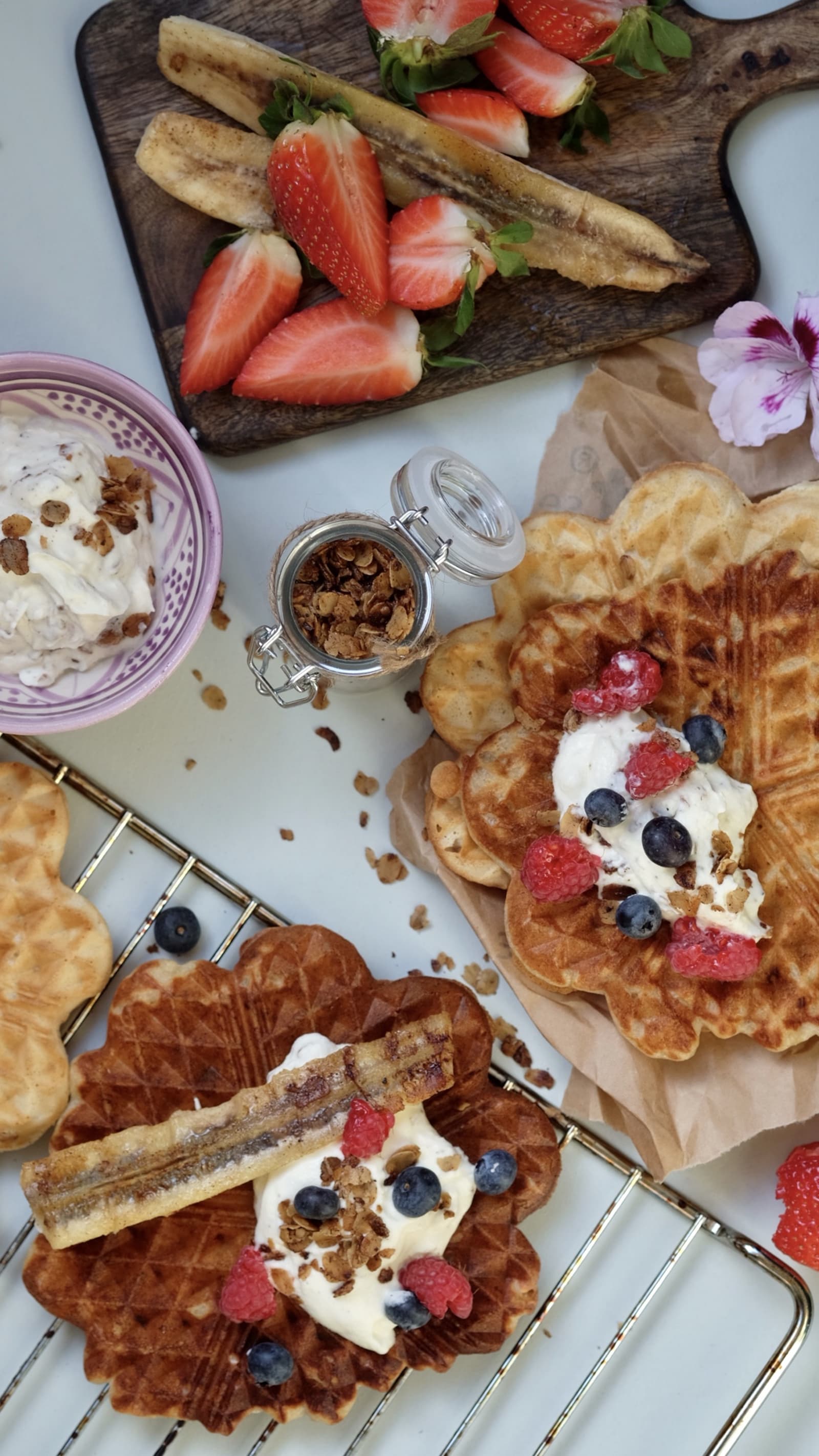 Vafler er perfekte til hverdags som en rask lunsj, mellommåltid eller til kaffe. Få oppskrift på en deilig bananvaffel fra matblogger Markiz Tainton.