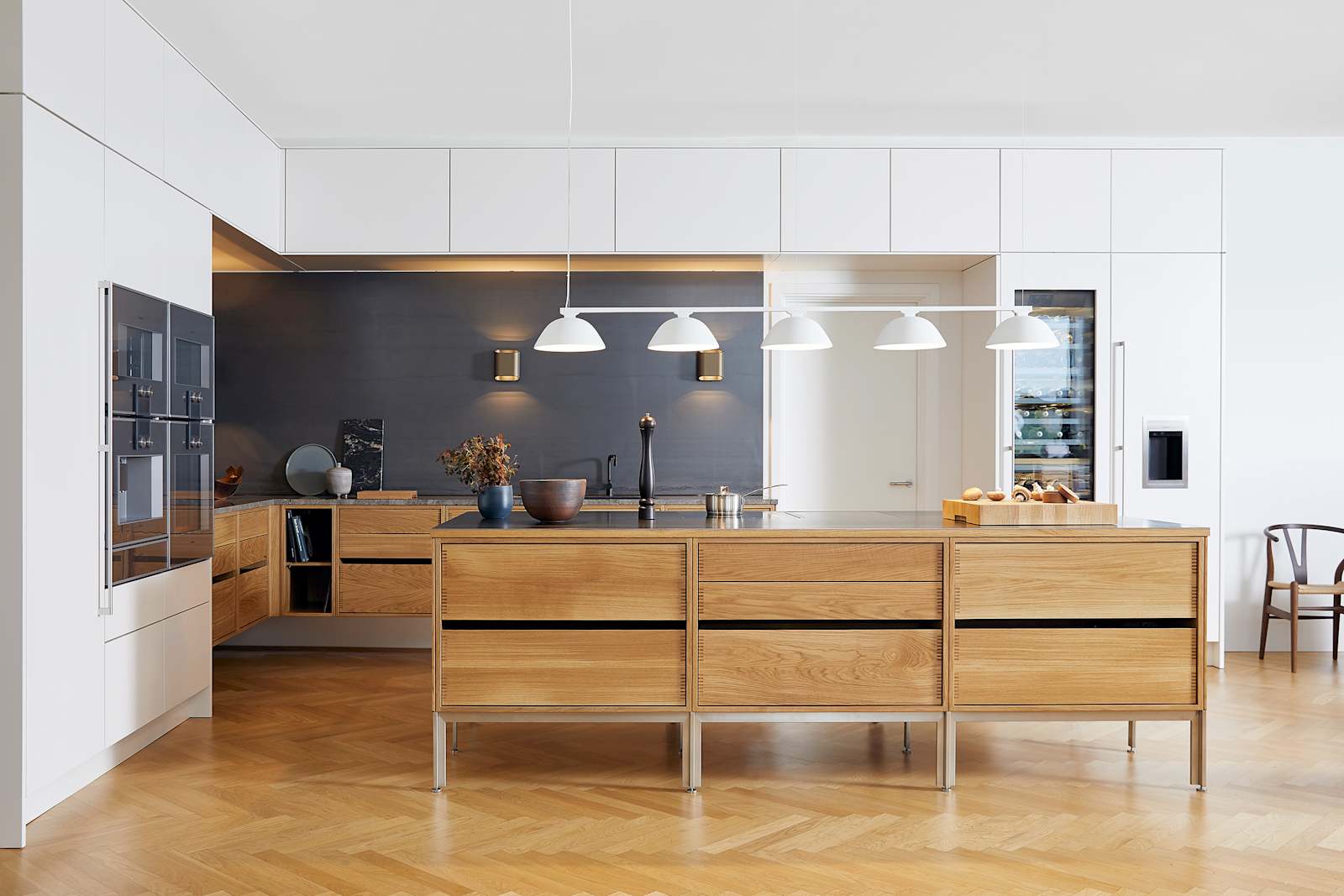 De combinatie van haarscherpe esthetiek, compromisloos vakmanschap, veeleisende materiaalkeuzes en complete functionaliteit creëert een duurzaam ontwerp dat hier en nu werkt - en in vele jaren