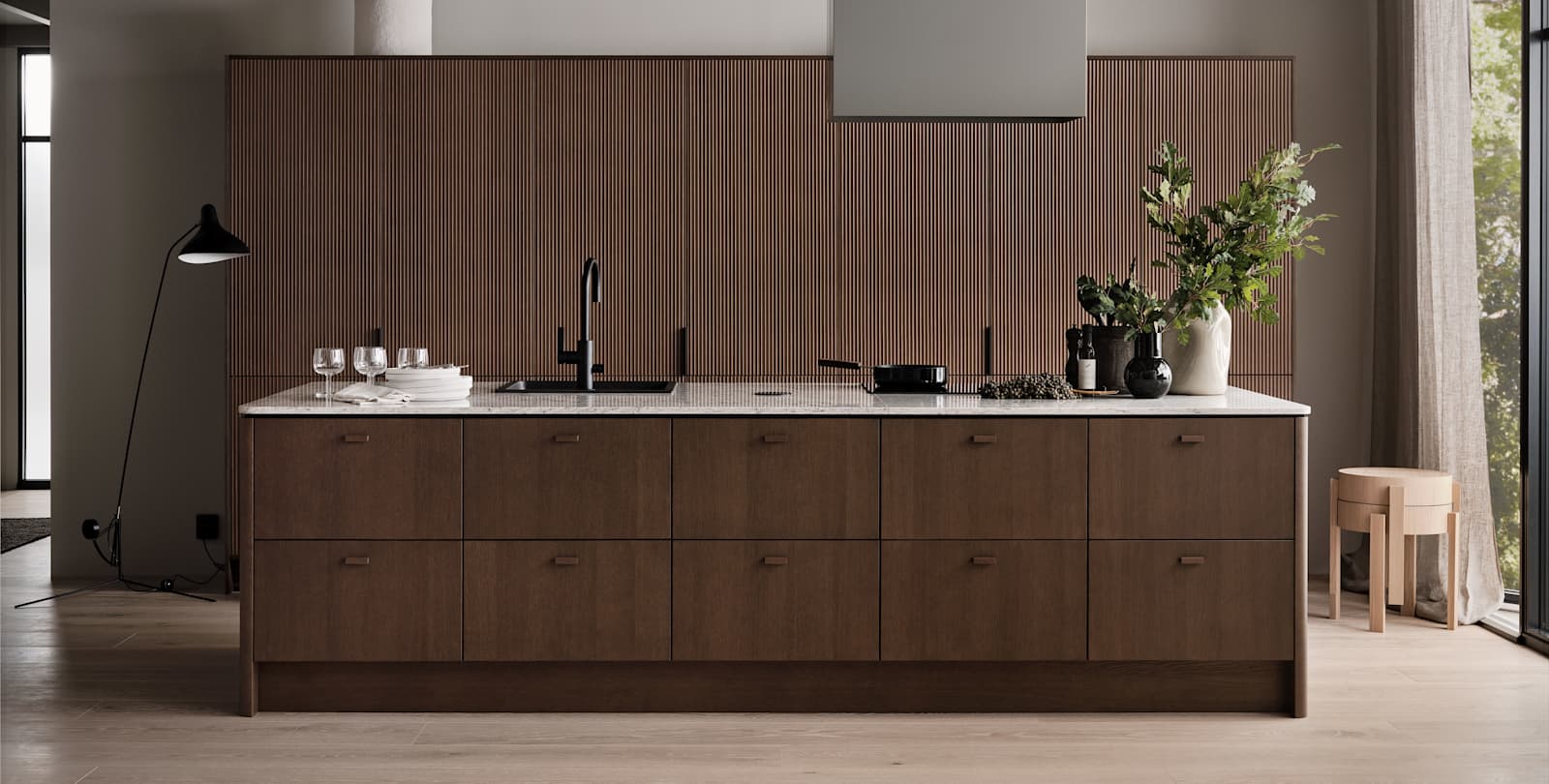 Køkken Forever Oak fra INVITA, mørk eg køkkenskabe med massiv tre mørk eg håndtag, komposit bordplade, sort armatur og højskabe mørk rifled eg