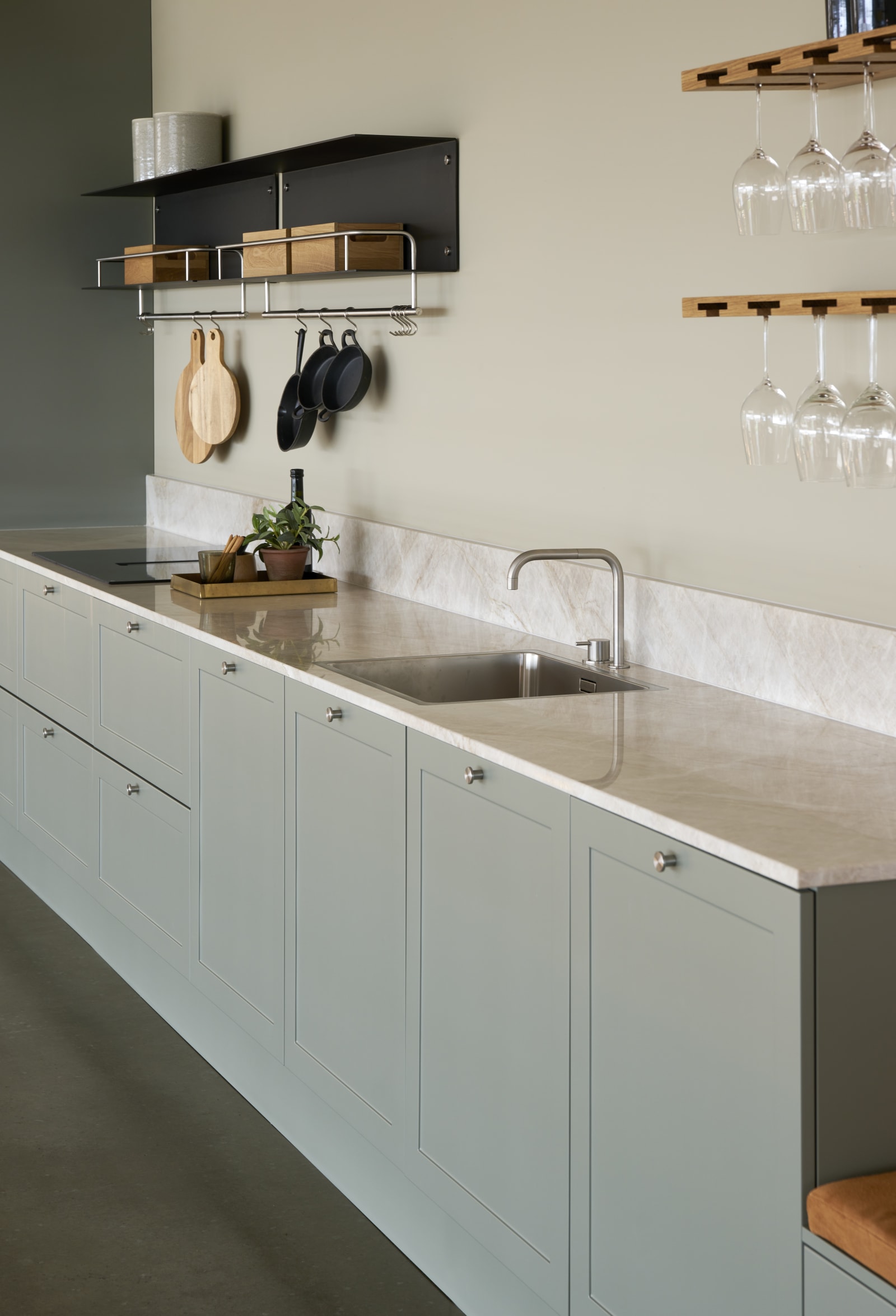 Grønn højskabe retrokøkken Square Salvie køkken fra INVITA med rustfri stål håndtag, armatur og vask med grå marmor bordplade