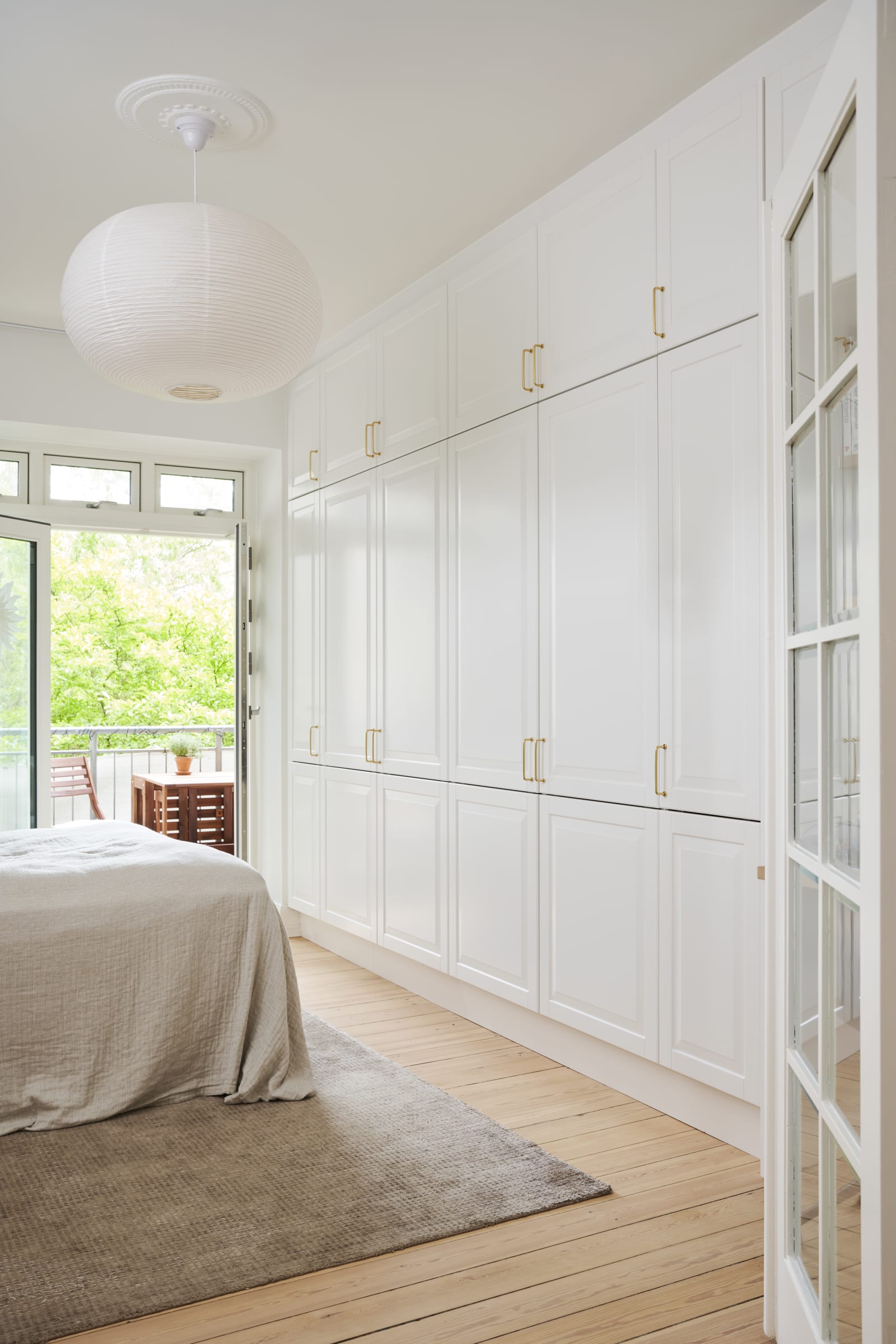 Hvid garderobe Nordic Frost fra INVITA med fyldningslåger og messinggreb