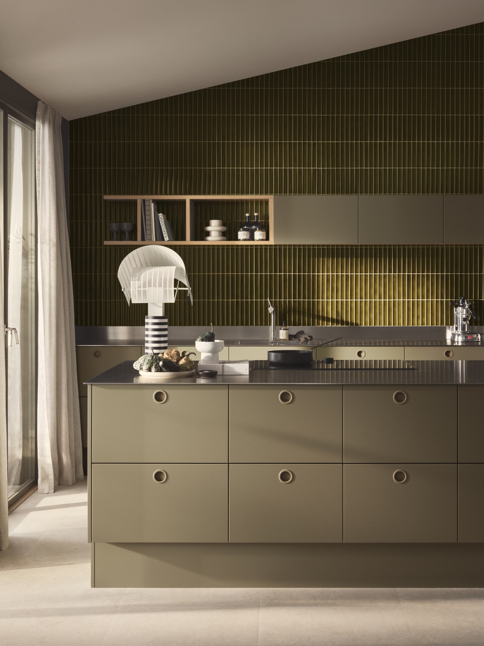 Jubilæumskøkken fra INVITA med grønne skaber inspireret av 1970'erne og grønne fliser