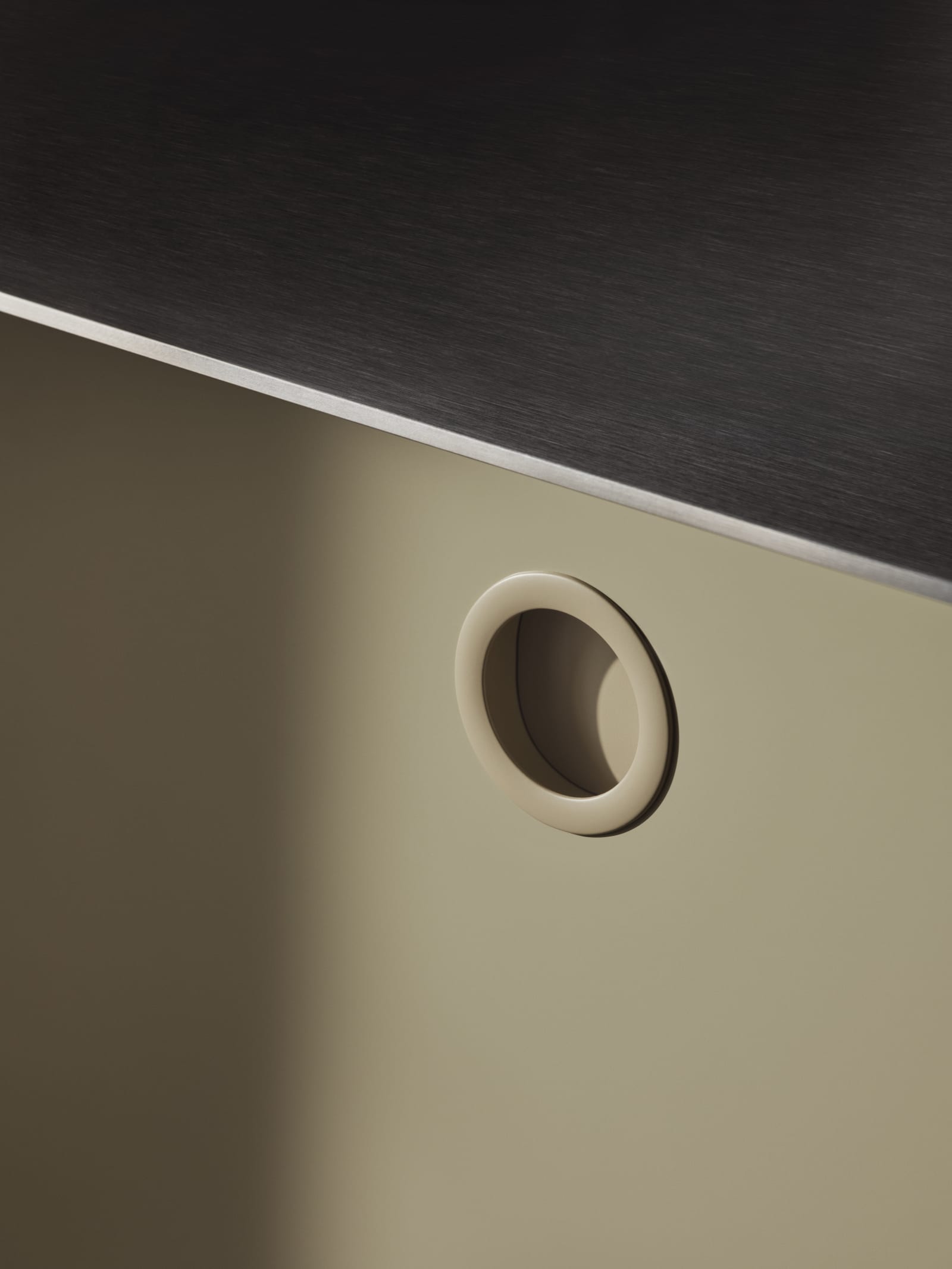 Nærbillede af infræsede greb i Jubilæumskøkken fra INVITA med grønne skaber inspireret av 1970'erne