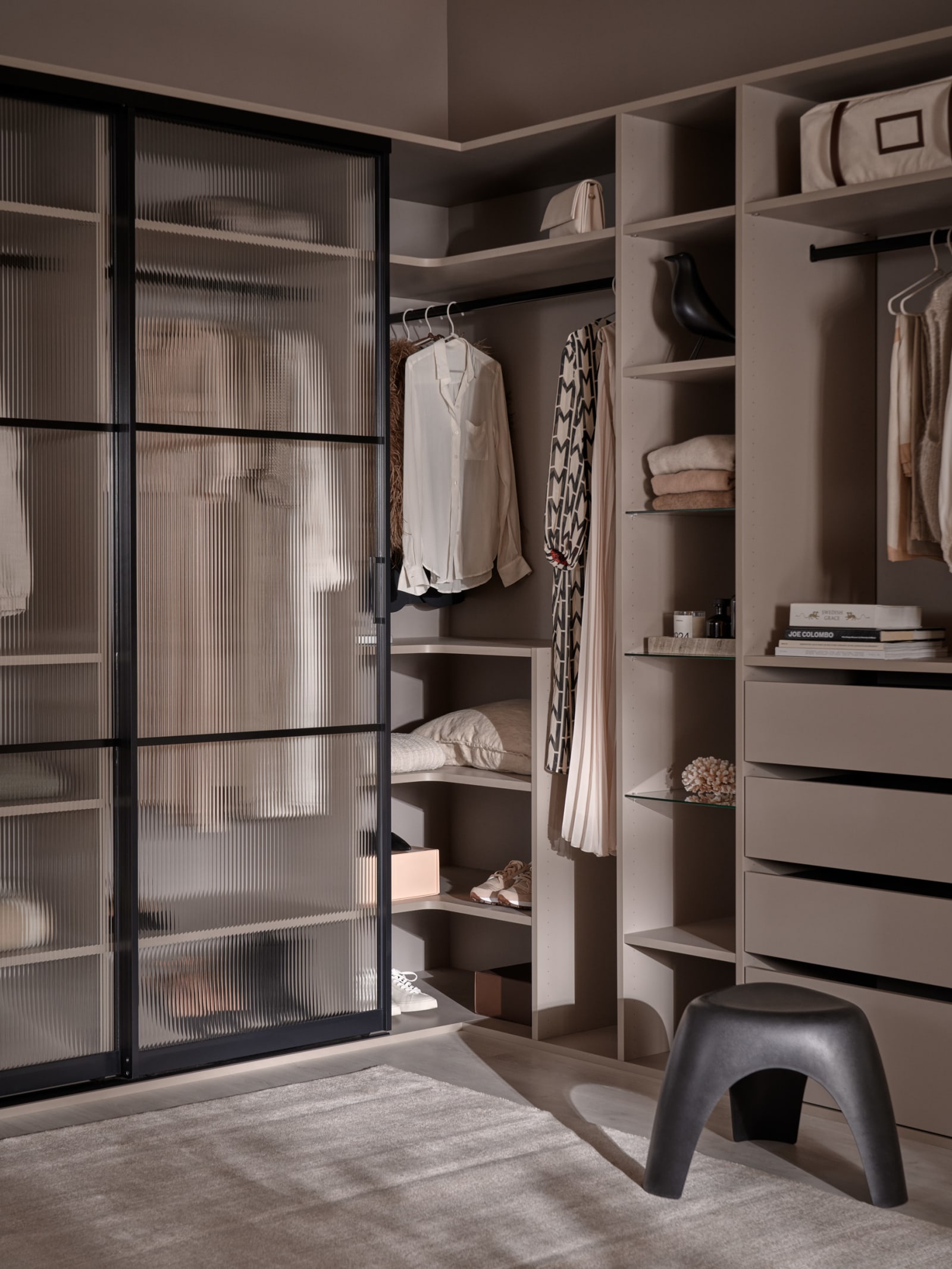 Walk-in garderobe med grå innredning