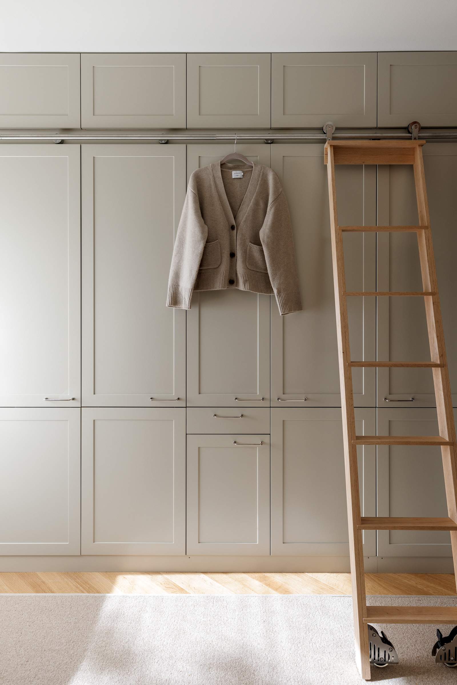 Højskab beige tidløs garderobe Square Sand fra INVITA med greb i rustfrit stål