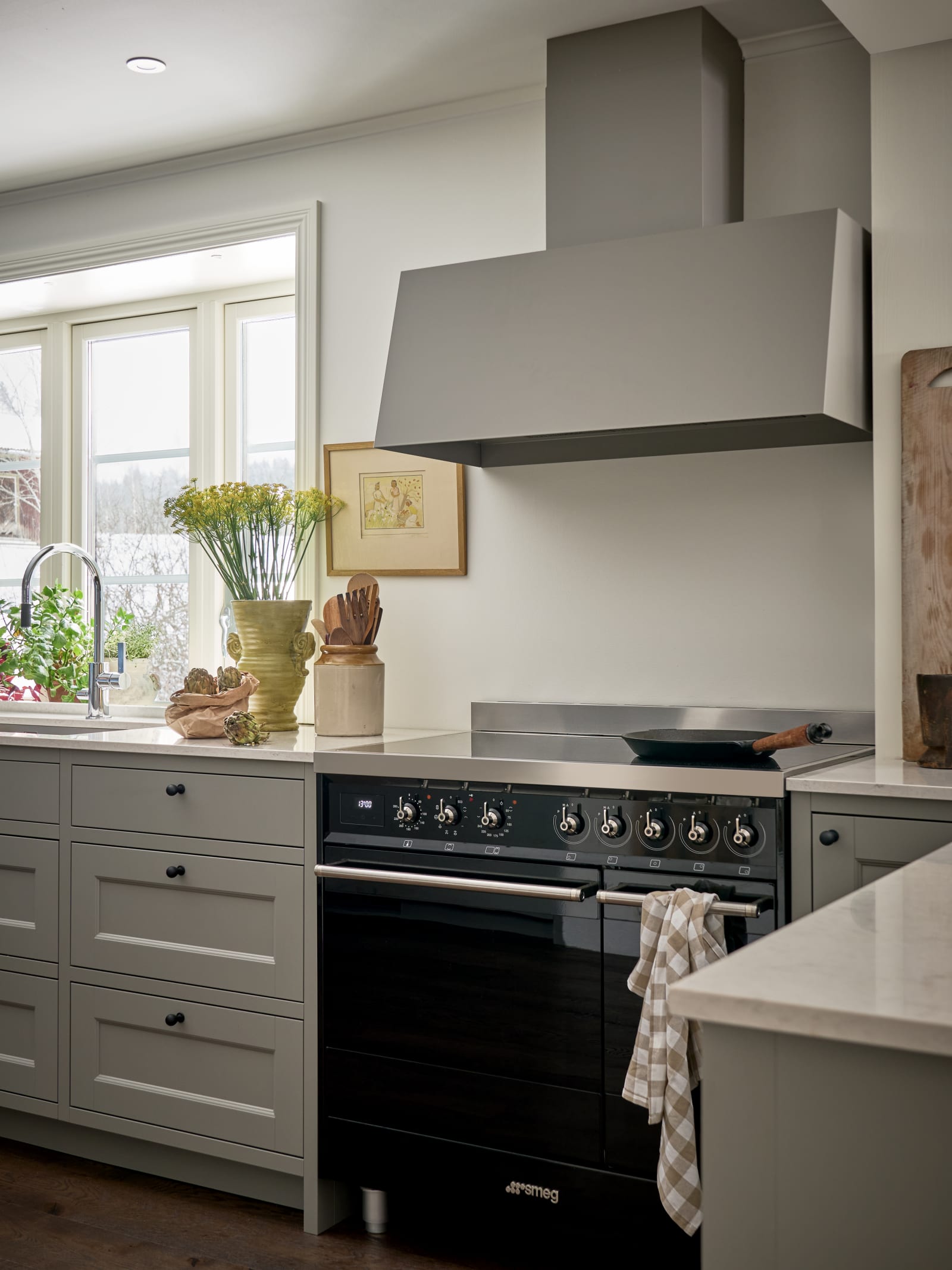 Spisen och fläktkåpan i det lantliga köket Fagerö Frö från Marbodal hemma hos Malin Berghagen.