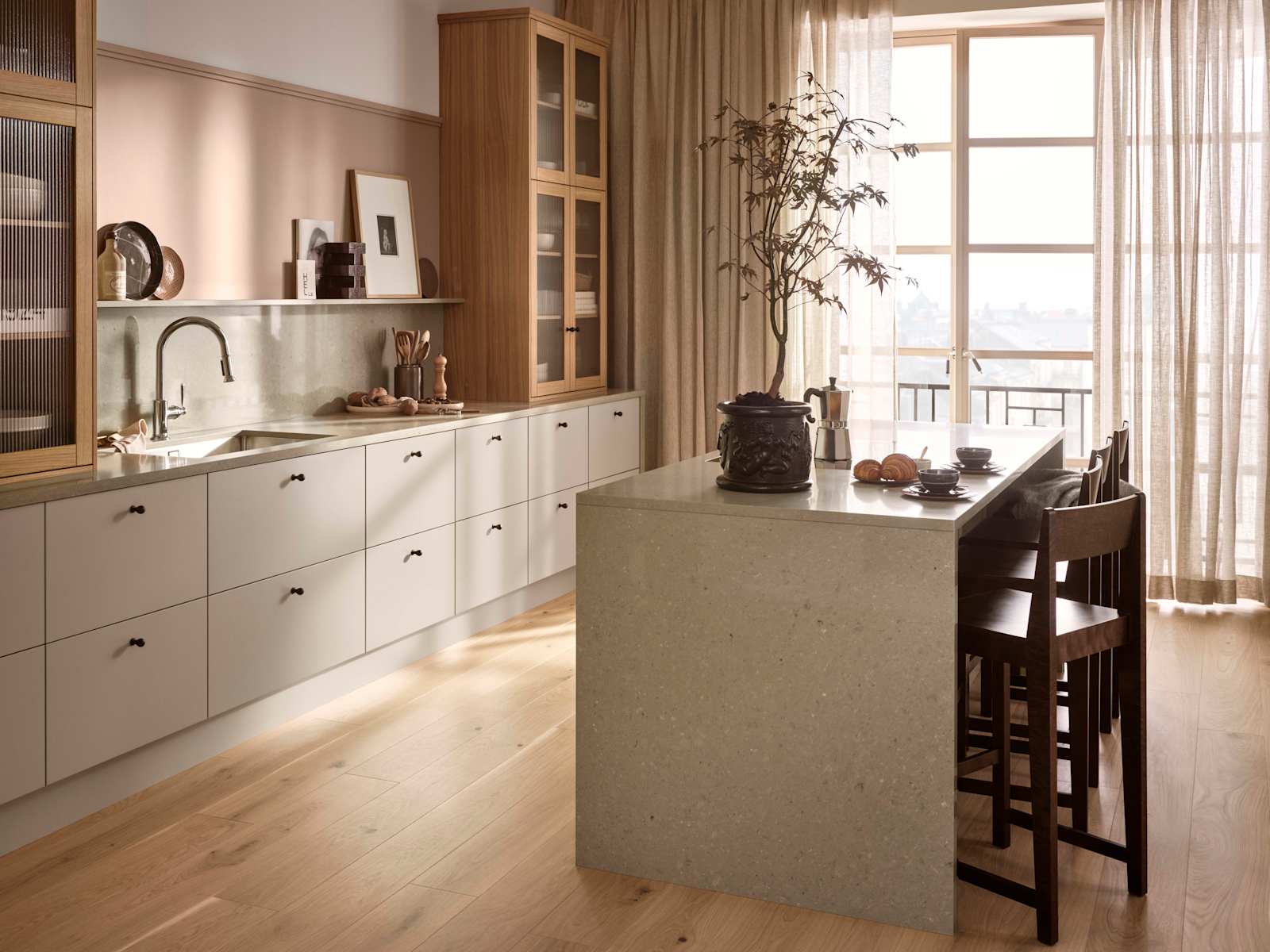 I vårt nye kjøkkenkonsept Signatur Form har vi latt oss inspirere av symmetri og geometriske former, med elementer fra Art Deco-stilen. I kjøkkenet finner vi modellen Line i vår helt nye beige-farge Lun, og Square Bølge vitrinedører med rillede glass. Innenfor konseptet har vi også en ny knott i støpejern, og en vakker benkeplate i kvartskompositt.